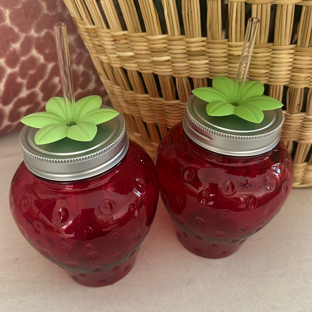 Strawberry themed plastic cups sippy party summer decoration X 2